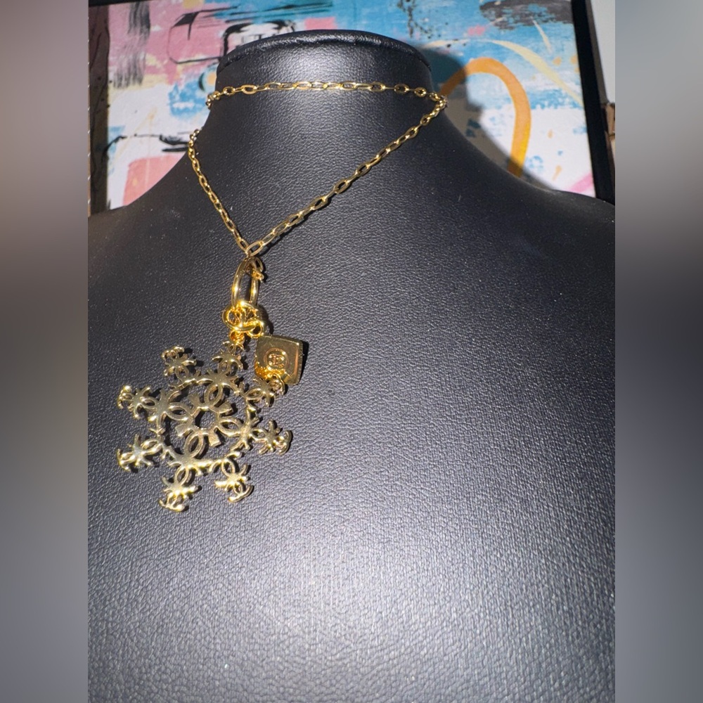 GIVVY/SOLD Gold Chanel Beauty Snowflake Necklace - Picture 2 of 3